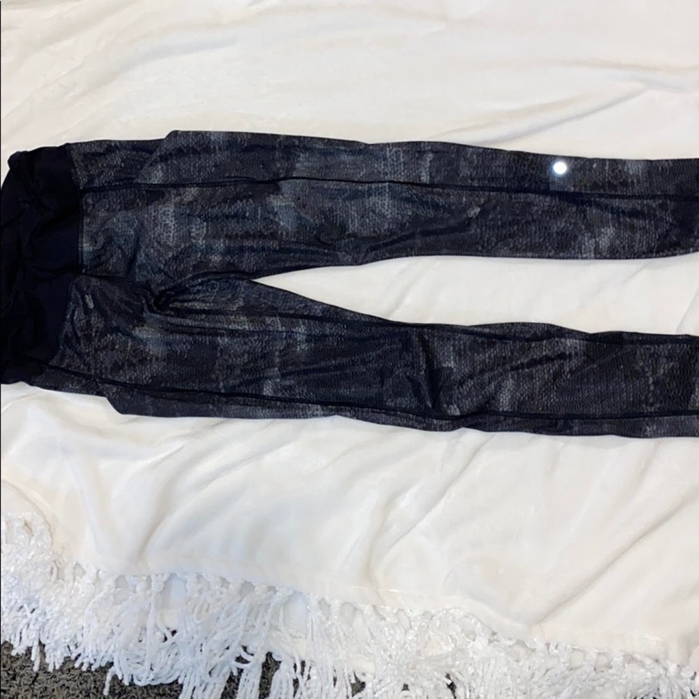 Lululemon leggings, back zipper, side pockets